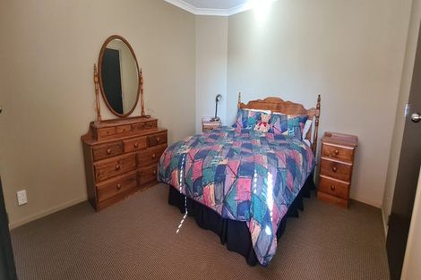 Photo of property in 9 La Lena Grove, Fitzherbert, Palmerston North, 4410
