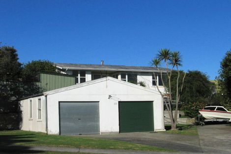 Photo of property in 2 Kawau Grove, Waikanae Beach, Waikanae, 5036