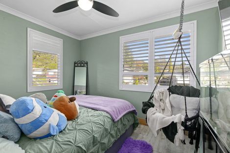 Photo of property in 27 Edelweiss Grove, Timberlea, Upper Hutt, 5018