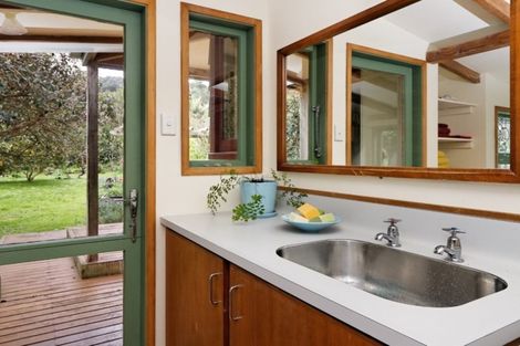 Photo of property in 66 Karekare Road, Karekare, Auckland, 0772