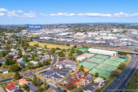 Photo of property in 2/2 Becroft Drive, Forrest Hill, Auckland, 0620