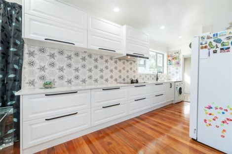 Photo of property in 8a Gloria Avenue, Te Atatu Peninsula, Auckland, 0610