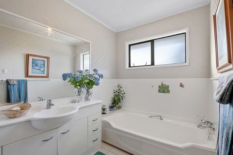 Photo of property in 1 Tapestry Grove, Silverstream, Upper Hutt, 5019