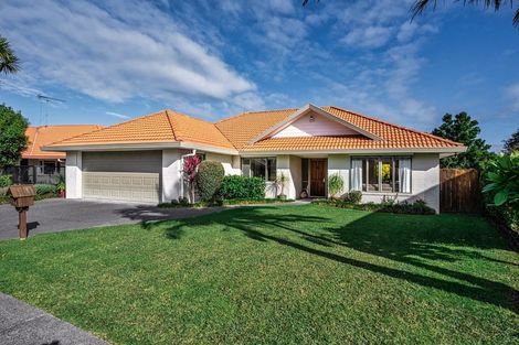 Photo of property in 26 Gillett Place, Botany Downs, Auckland, 2014