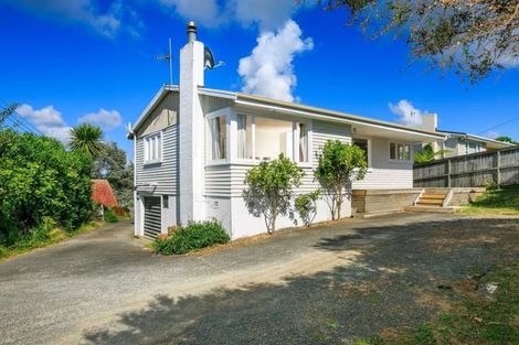 Photo of property in 1/962 East Coast Road, Northcross, Auckland, 0632
