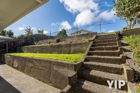 Photo of property in 22 Longcroft Terrace, Newlands, Wellington, 6037