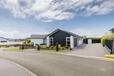 Photo of property in 1 Oakmont Crescent, Waiwhakaiho, New Plymouth, 4312