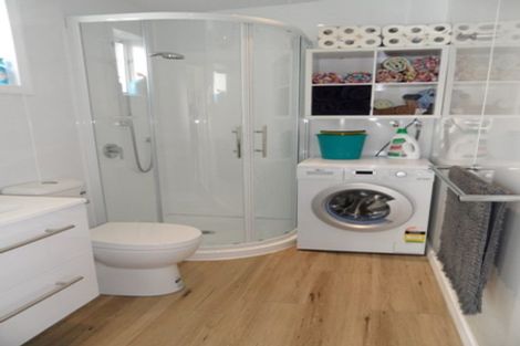 Photo of property in 10 Miro Street, Kaka Point, 9271