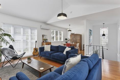 Photo of property in 21 Lyons Avenue, Murrays Bay, Auckland, 0630