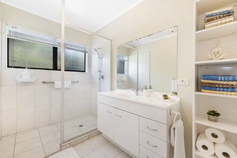 Photo of property in 2/42 Cromdale Avenue, Highland Park, Auckland, 2010