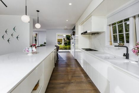 Photo of property in 40 Shakespeare Road, Milford, Auckland, 0620