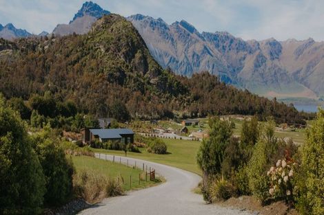 Photo of property in 10 Peregrine Falcon Road, Mount Creighton, Queenstown, 9371
