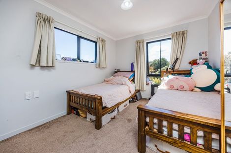 Photo of property in 35 Becker Drive, Weymouth, Auckland, 2103