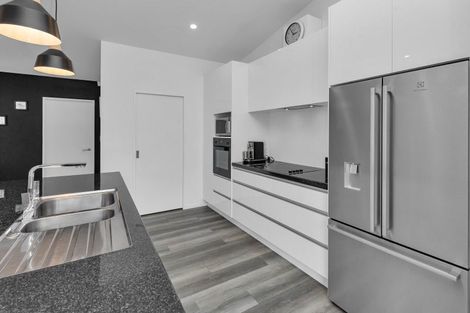 Photo of property in 11 Waitemata Drive, One Tree Point, 0118