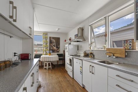 Photo of property in 16 Wairau Road, Picton, 7220