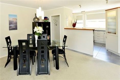 Photo of property in 1/552 Beach Road, Rothesay Bay, Auckland, 0630