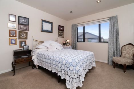 Photo of property in 26 Royalle Mews, Botany Downs, Auckland, 2010