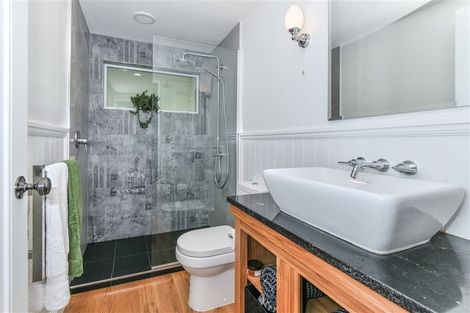 Photo of property in 48a Waterview Road, Stanley Point, Auckland, 0624