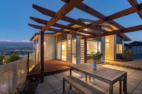 Photo of property in 25a Riverstone Drive, Riverstone Terraces, Upper Hutt, 5018