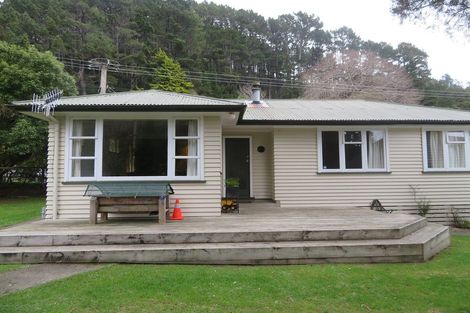 Photo of property in 92 Pinehaven Road, Pinehaven, Upper Hutt, 5019