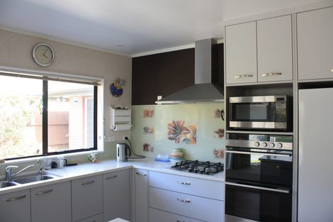 Photo of property in 4 Cranbrook Grove, Waikanae, 5036