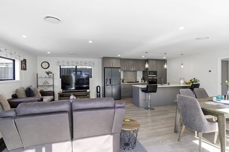 Photo of property in 21 Thornbury Lane, Timberlea, Upper Hutt, 5018