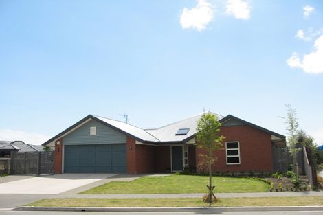 Photo of property in 12 Linkwater Way, Parklands, Christchurch, 8083