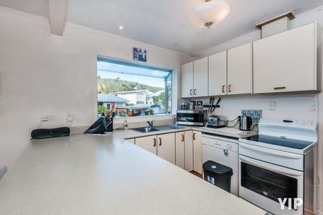Photo of property in 48 Edgecombe Street, Newlands, Wellington, 6037