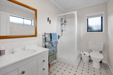 Photo of property in 10 Taylor Place, Merrilands, New Plymouth, 4312