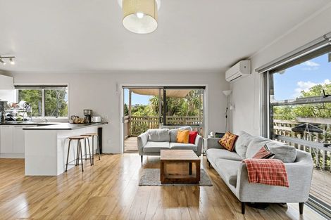 Photo of property in 2/247 Wairau Road, Totara Vale, Auckland, 0627