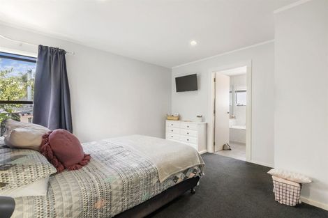 Photo of property in 2/10 Tiri View Place, Waiake, Auckland, 0630