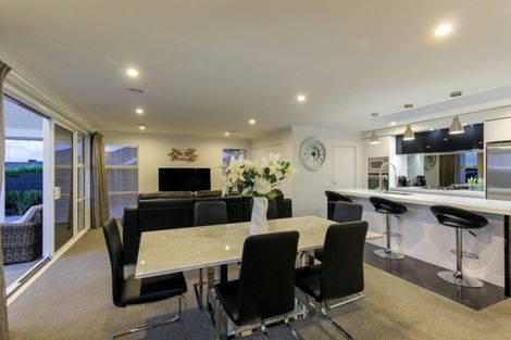 Photo of property in 1 Oakmont Crescent, Waiwhakaiho, New Plymouth, 4312