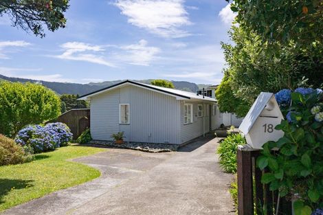 Photo of property in 18 Florio Terrace, Tawa, Wellington, 5028