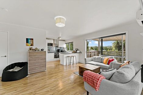 Photo of property in 2/247 Wairau Road, Totara Vale, Auckland, 0627