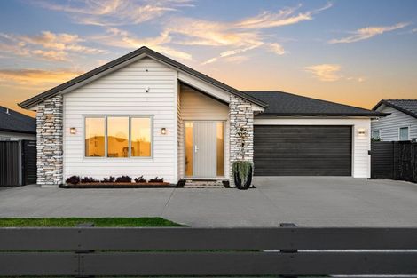 Photo of property in 7 Walter Ruddock Avenue, Kumeu, 0810