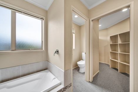 Photo of property in 2 Orlando Close, Frankleigh Park, New Plymouth, 4310