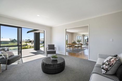 Photo of property in 2 Oakmont Crescent, Waiwhakaiho, New Plymouth, 4312