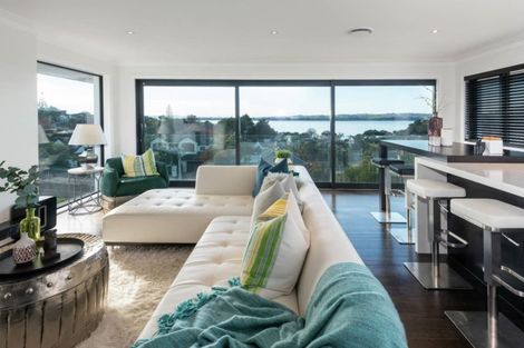 Photo of property in 35 Montgomery Crescent, Cockle Bay, Auckland, 2014