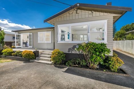 Photo of property in 1/124 Chivalry Road, Glenfield, Auckland, 0629