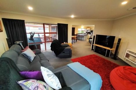 Photo of property in 52 Geneva Terrace, Kelvin Grove, Palmerston North, 4414
