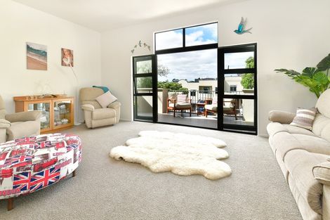 Photo of property in 1/62 Fernhill Way, Oteha, Auckland, 0632