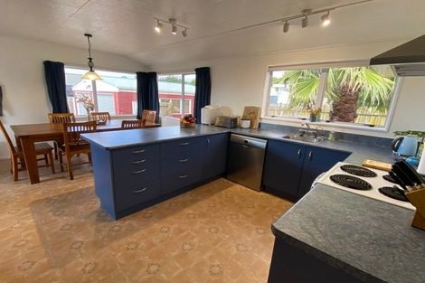 Photo of property in 96 Queens Road, Waikanae Beach, Waikanae, 5036