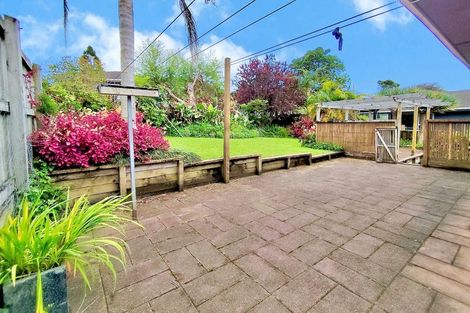 Photo of property in 29 Staincross Street, Green Bay, Auckland, 0604