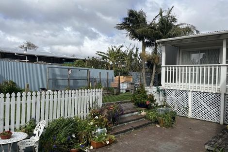 Photo of property in 1 Gaede Terrace, Sunnyvale, Auckland, 0612