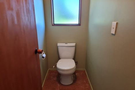 Photo of property in 2/6 Mcquoid Place, Glenfield, Auckland, 0629