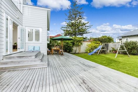 Photo of property in 22 Onewa Road, Northcote Point, Auckland, 0627