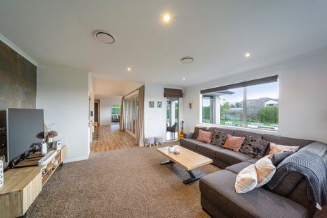 Photo of property in 21 Heta Road, Highlands Park, New Plymouth, 4312