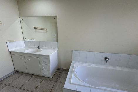 Photo of property in 4 Highgrove Lane, Totara Vale, Auckland, 0632