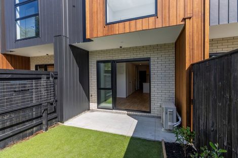 Photo of property in 5/89 Beach Road, Te Atatu Peninsula, 0610