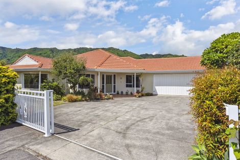 Photo of property in 13 Runanga Grove, Waikanae, 5036